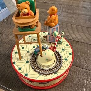 This is a vintage 1992 Schmid Gordon Fraser animated music box.